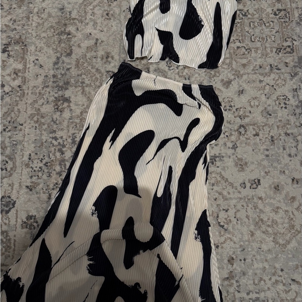 Black and White Abstract Two-Piece Set
